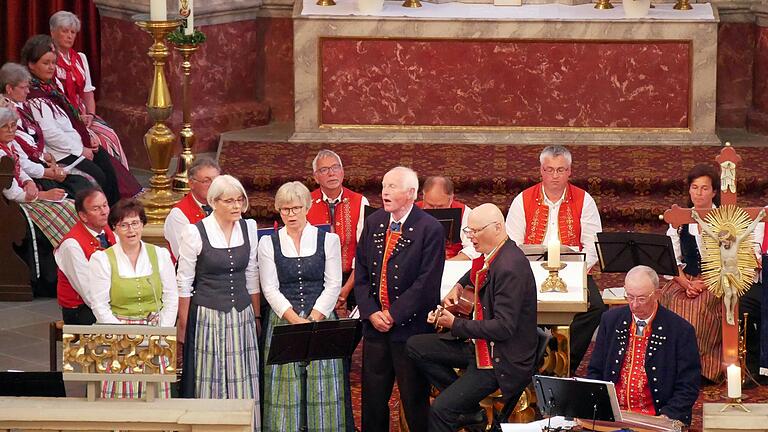 Traditionelle Marienlieder sangen die Vasbühler Krammetsvögel beim Fränkischen Mariensingen in der Wallfahrtskirche Fährbrück. Anton Böhm von der ARGE Fränkische Volksmusik Unterfranken (4. von links) hatte die musikalische Leitung des Konzerts. Traditionelle Marienlieder sangen die Vasbühler Krammetsvögel beim Fränkischen Mariensingen in der Wallfahrtskirche Fährbrück. Anton Böhm von der ARGE Fränkische Volksmusik Unterfranken (4. von links) hatte die musikalische Leitung des Konzerts.