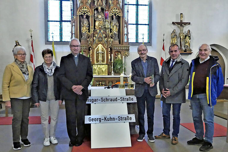 Bei der Segnung der Straßenschilder in Burggrumbach (von links): Angela Schraud (Witwe von Ansgar Schraud), Reinhilde Schraud (2. Vorsitzende des Kulturgeschichtlichen Arbeitskreises), Pfarrer Helmut Rügamer, Vereinsvorsitzender Günter Dusel, Bürgermeister Alois Fischer und Egon Schraud.