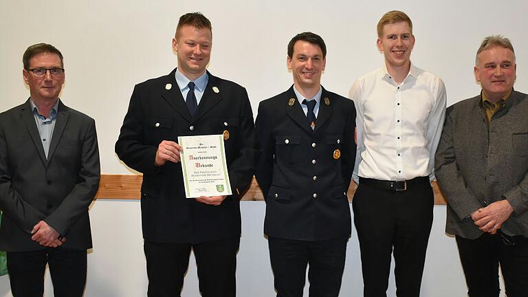 Die Michelauer Feuerwehr bekam eine Anerkennungsurkunde für ihr Engagement bei der Ausbildung (von links): zweiter Bürgermeister Elmar Gather, Adrian Herbert, Thomas Herbig, Michael Ständecke und Bürgermeister Michael Wolf.