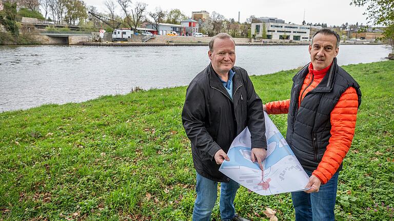 Di­p­lom-In­ge­ni­eur Christian Rehrmann vom Ingenieurbüro Nippert - Rehrmann (links) und der Kreisvorsitzende des Handelsverbandes, Axel Schöll, wollen eine dritte Mainbrücke über die Cramer-Mühlen-Insel.