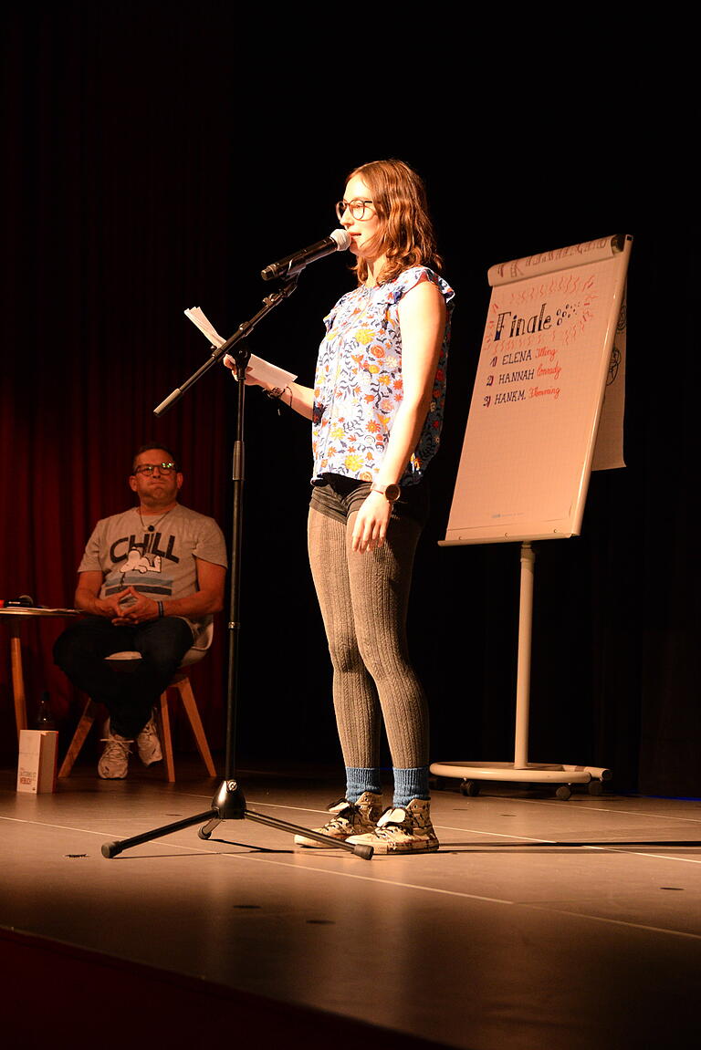 U20-Slamerin Hannah Conrady im Finale des 1. Kitzinger Poetry Slams in der Fastnachtakademie. U20-Slamerin Hannah Conrady im Finale des 1. Kitzinger Poetry Slams in der Fastnachtakademie.
