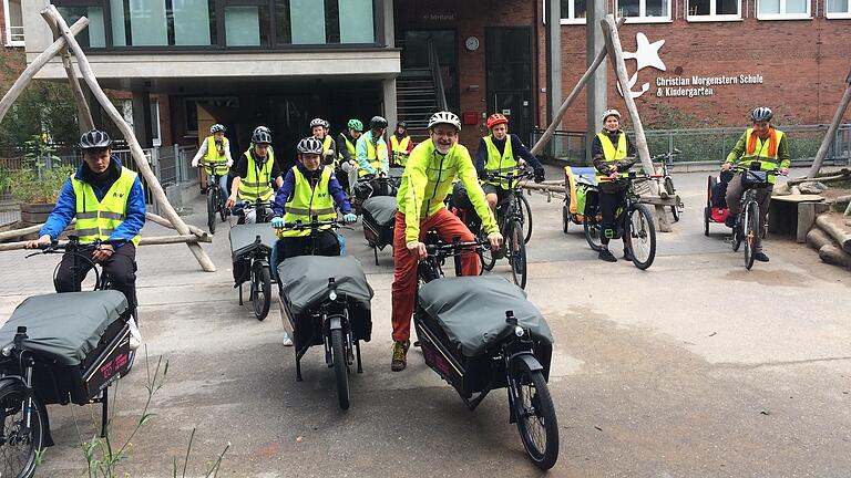 Die Haßfurter Waldorfschüler machen sich mit ihren Lastenfahrrädern und dem Kaffee im Gepäck auf den Weg von Hamburg in die Heimat.