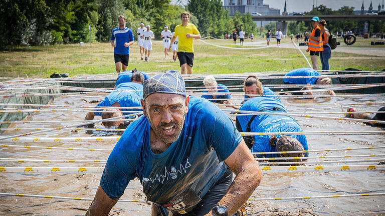 Unfassbare Energie bei praller Sonne beim Rock the Race Hindernislauf am Sonntag auf den Würzburger Mainwiesen