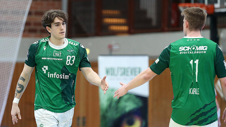 Alexander Merk (links) spielt seit dieser Saison in der Zweiten Handball-Bundesliga für die DJK Rimpar Wölfe (im Bild rechts Felix Karle). Mit 18  Jahren ist Kreisläufer Merk der jüngste Spieler im Rimparer Kader.