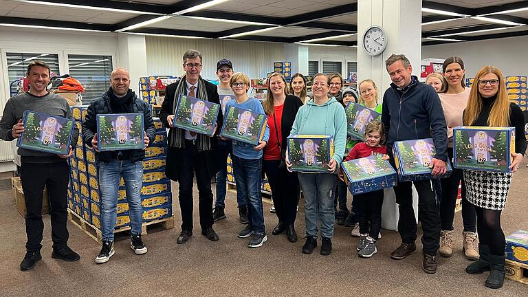 Unermüdlicher Einsatz für 'Liebe im Karton': Der Hauptverantwortliche Tobias Winkler, Bauunternehmer Georg Göbel, der dem Projekt die aktuelle Halle zur Verfügung stellte, Oberbürgerbürgermeister Christian Schuchardt (von links) und ein Teil des Orga-Teams, das aktuell alle Hände voll zu tun hat.