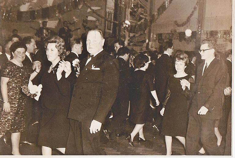Als ein Höhepunkt des Faschings in Königshofen galt 1969 der Rosenmontagsball. Die Polonaise wurde von dem damaligen Stadtgärtner Mauer angeführt. Als ein Höhepunkt des Faschings in Königshofen galt 1969 der Rosenmontagsball. Die Polonaise wurde von dem damaligen Stadtgärtner Mauer angeführt.