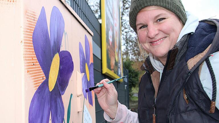 Jotty macht aus mausgrauen Strom- und Verteilerkästen florale Kunstwerke. Jotty macht aus mausgrauen Strom- und Verteilerkästen florale Kunstwerke.