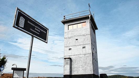 Wirkt noch immer düster und bedrohlich: Der einstige Grenzturm bei Gompertshausen.