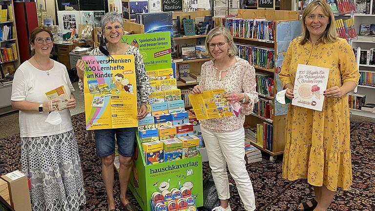 von links: Kerstin Rieger (Grundschule Ochsenfurt), Edda Braun (Buchhandlungam Turm), Fabienne Wanderer (Grundschule Ochsenfurt), Julia Moutschka (Stadtmarketing e.V. Ochsenfurt).