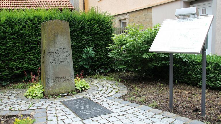 In der Schuhstraße in Gerolzhofen, unweit der früheren Synagoge, erinnert die Stadt ihrer ermordeten jüdischen Mitbürger. Der Gedenkstein in Form einer Stele trägt Davidstern und Menora sowie die Inschrift 'Die Stadt gedenkt ihrer ehemaligen jüdischen Mitbürger. Zur Erinnerung und Mahnung'. Die davor im Boden eingelassene Platte trägt auf Hebräisch und Deutsch die Inschrift: 'Shalom Shalom tacharok wetakarow - Friede, Friede den Fernen und den Nahen.' In der Schuhstraße in Gerolzhofen, unweit der früheren Synagoge, erinnert die Stadt ihrer ermordeten jüdischen Mitbürger. Der Gedenkstein in Form einer Stele trägt Davidstern und Menora sowie die Inschrift 'Die Stadt gedenkt ihrer ehemaligen jüdischen Mitbürger. Zur Erinnerung und Mahnung'. Die davor im Boden eingelassene Platte trägt auf Hebräisch und Deutsch die Inschrift: 'Shalom Shalom tacharok wetakarow - Friede, Friede den Fernen und den Nahen.'