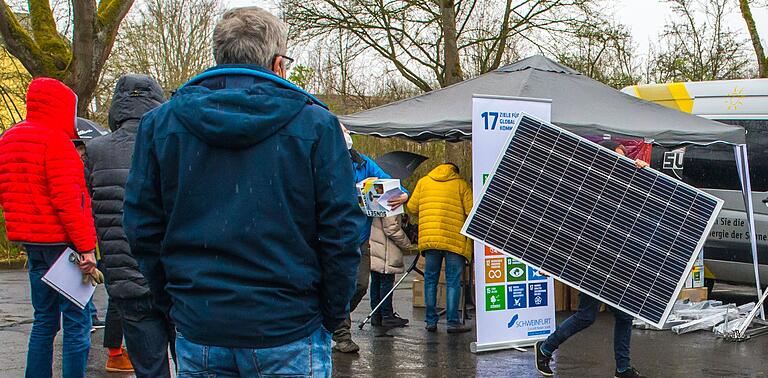 Photovoltaik-Anlagen für den Balkon: Im April konnte in Schweinfurt die Kundschaft bestellte Steckersolarmodule gleich mitnehmen. Die öffentliche Aktion fand Anklang. Photovoltaik-Anlagen für den Balkon: Im April konnte in Schweinfurt die Kundschaft bestellte Steckersolarmodule gleich mitnehmen. Die öffentliche Aktion fand Anklang.