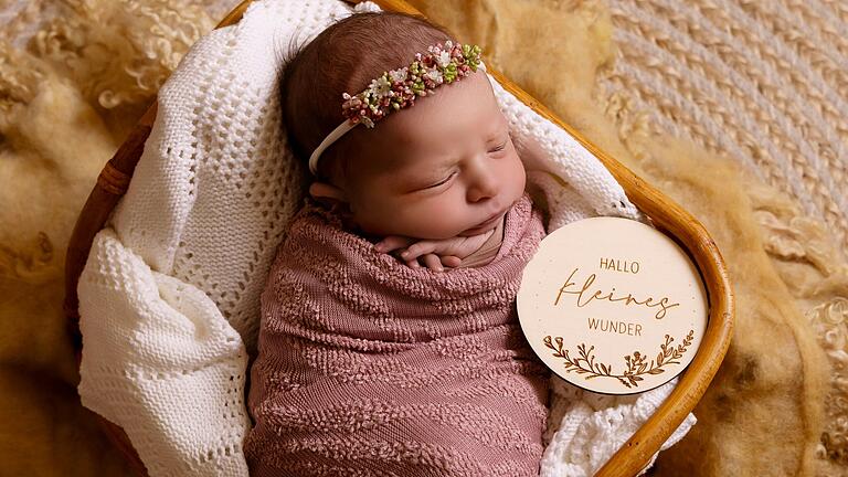 Mit 'Hallo kleines Wunder' wird Leonie aus Sulzfeld beim ersten Fototermin in ihrem Leben begrüßt.
