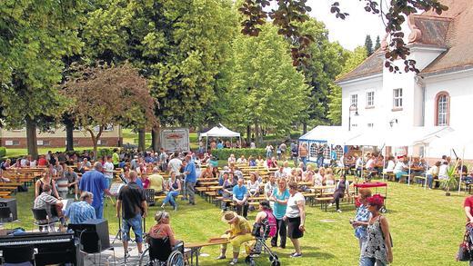 Zum Sommerfest des Bezirkskrankenhauses spielte die Band der therapeutischen Musikwerkstatt der Forensik unter Leitung von Leonie Ernst und Stepfan Döring. 2. Die Kunsttherapie zeigte eine kleine Ausstellung mit Patientenarbeiten zum Thema &ldquo;Reine Kopfsache&ldquo;.