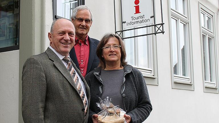 Susanne Orf übernimmt die Leitung des Kommunalunternehmens der Stadt Ostheim. Bürgermeister Ulrich Waldsachs (links) und Jochen Leyh, Vorsitzender des Vereins für Stadtmarketing Ostheim, freuen sich auf eine gute Zusammenarbeit.