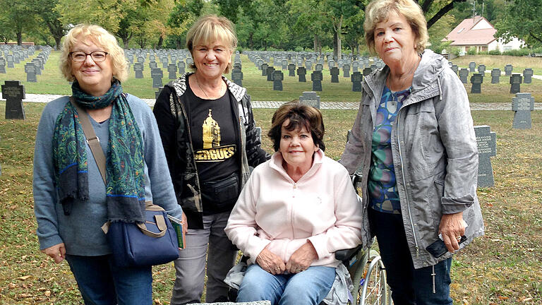 Gertie Klafke, Hilde God, Helga Schwing und Inge Kaiser-Strieder auf dem Soldatenfriedhof in Frankreich.