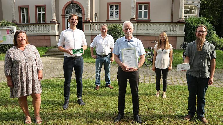 Abschied vom langjährigen Karlstadter Musikschulleiter (von links): Jutta Vogtmann, Marc Boreatti (mit Baumplakette), Nachfolger Hauke Seifert, Alexander Streib, Katharina Kaufmann und Maximilian Eder. Abschied vom langjährigen Karlstadter Musikschulleiter (von links): Jutta Vogtmann, Marc Boreatti (mit Baumplakette), Nachfolger Hauke Seifert, Alexander Streib, Katharina Kaufmann und Maximilian Eder.