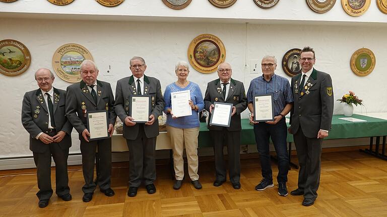 Auf dem Foto die neuen Ehrenmitglieder von links: Sportleiter Reinhard Beutel, Werner Fischer, Leo Helmschrott, Lydia Gehring, Rainer Fuchsberger, Abdon Stöhlein, 1. Schützenmeister Alexander Schäflein, es fehlt Siegmund Kerker.