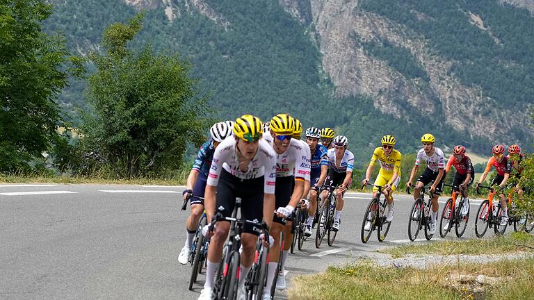 Tour de France - 19. Etappe       -  Tadej Pogacar (M) auf der 19. Etappe der 111. Tour de France.