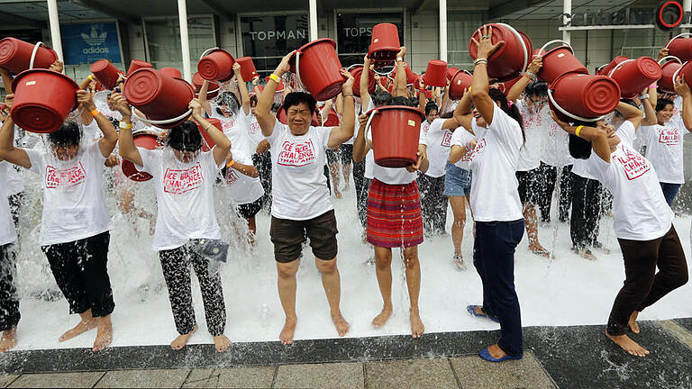 'Ice Bucket Challenge'       -  An der 'Ice Bucket Challenge' hatten sich 2014 weltweit Menschen beteiligt - wie hier in Bangkok.