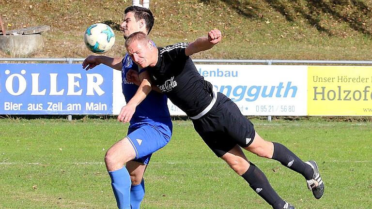 Wuchtiger Kopfball in der Anfangsphase: Alexander Derra (in Schwarz) setzte sich gegen Sennfelds Marc Schneider durch.