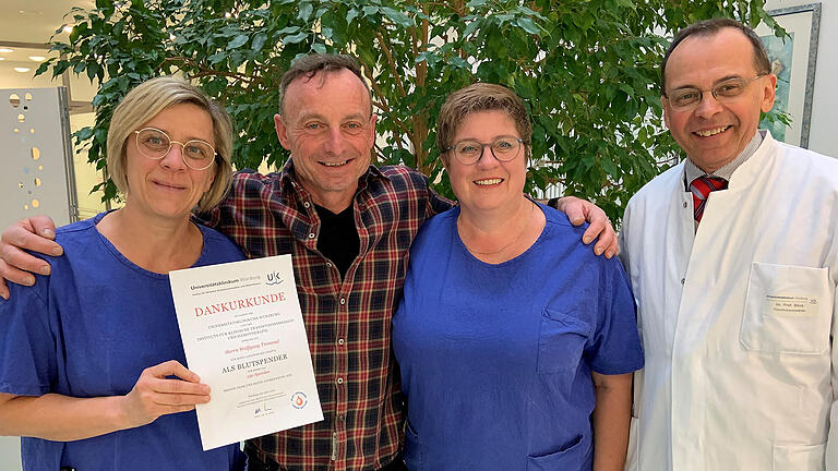 Der langjährige Blutspender Werner Tremmel mit Katja Strauß (links) und Marion Sippach sowie Prof. Markus Böck, alle drei vom Institut für Klinische Transfusionsmedizin und Hämotherapie des Uniklinikums Würzburg.