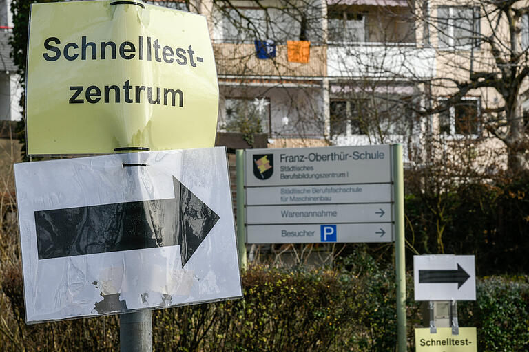 Ein Pfeil weist den Weg zur Corona-Teststrecke. Ein Pfeil weist den Weg zur Corona-Teststrecke.