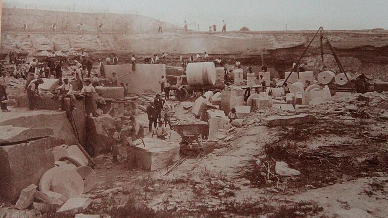 In der Gemeinde hatte die Sandsteinindustrie am Ende des 19. Jahrhunderts und bis zum auslaufenden 20. Jahrhundert eine besondere Bedeutung. Das Bild zeigt den Arbeitsalltag in früherer Zeit im Steinbruch. In der Gemeinde hatte die Sandsteinindustrie am Ende des 19. Jahrhunderts und bis zum auslaufenden 20. Jahrhundert eine besondere Bedeutung. Das Bild zeigt den Arbeitsalltag in früherer Zeit im Steinbruch.
