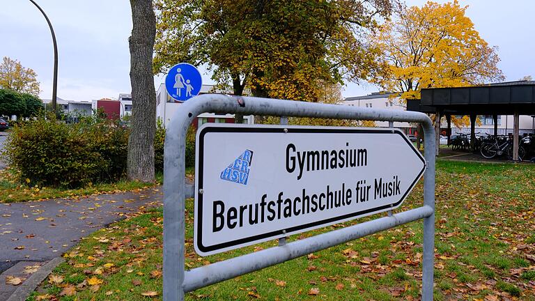 Auf dem richtigen Weg: Das Gymnasium Bad Königshofen und die Berufsfachschule für Musik haben von energetischen Sanierungen bereits profitiert. Seit 2019 ging hier der Energieverbrauch um stattliche 30 Prozent zurück. Auf dem richtigen Weg: Das Gymnasium Bad Königshofen und die Berufsfachschule für Musik haben von energetischen Sanierungen bereits profitiert. Seit 2019 ging hier der Energieverbrauch um stattliche 30 Prozent zurück.