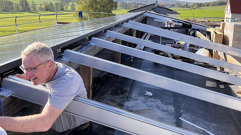 Hier montiert Armin Winterstein ein dichtes Hausdach – aus Solarmodulen.