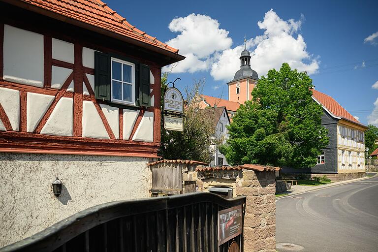 Das Andenken an den Dichter Friedrich Rückert prägt den Ort Oberlauringen: Kulturell Interessierte Radlerinnen und Radler besuchen das Poetikum oder wandeln auf dem Rückert-Rundweg. Das Andenken an den Dichter Friedrich Rückert prägt den Ort Oberlauringen: Kulturell Interessierte Radlerinnen und Radler besuchen das Poetikum oder wandeln auf dem Rückert-Rundweg.