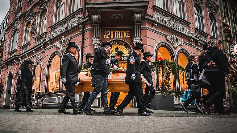 Patientendemo zum Apothekerskandal       -  In der Bottroper Innenstadt demonstrierten Betroffene vor der Apotheke des Angeklagten. Peter S. soll Krebsmedikamente aus Geldgier gepanscht haben.