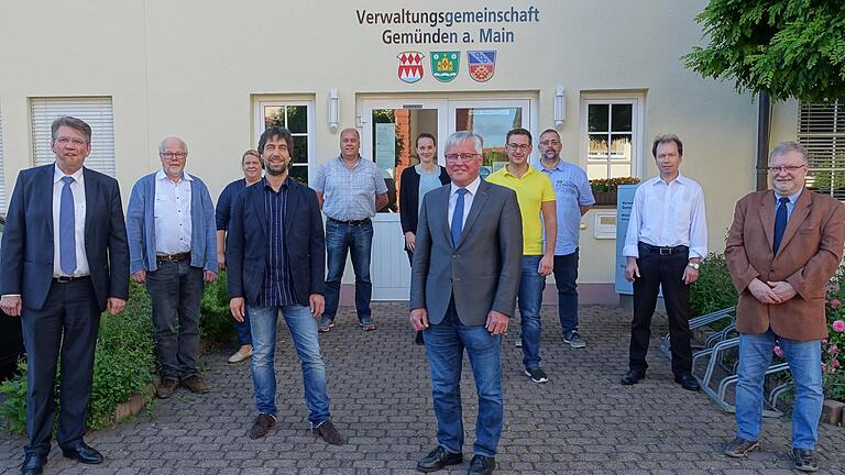 Die neue Gemeinschaftsversammlung der VG Gemünden (von links): Bürgermeister Johannes Wagenpfahl, Eberhard Freye (Gräfendorf), Katja Heiß (Gössenheim), Alexander Rohner (Geschäftsstellenleiter), Axel Höfler (Karsbach), Anna Wirthmann (Karsbach), Gemeinschaftsvorsitzender Martin Göbel, Benedikt Steigerwald (Personalrat), Karsten Heeschen (Gössenheim), Gerald Brönner (Gräfendorf, Vertreter von Andreas Nachreiner) und Bürgermeister Klaus Schäfer. Die neue Gemeinschaftsversammlung der VG Gemünden (von links): Bürgermeister Johannes Wagenpfahl, Eberhard Freye (Gräfendorf), Katja Heiß (Gössenheim), Alexander Rohner (Geschäftsstellenleiter), Axel Höfler (Karsbach), Anna Wirthmann (Karsbach), Gemeinschaftsvorsitzender Martin Göbel, Benedikt Steigerwald (Personalrat), Karsten Heeschen (Gössenheim), Gerald Brönner (Gräfendorf, Vertreter von Andreas Nachreiner) und Bürgermeister Klaus Schäfer.