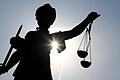 Statue der Justitia: Am Donnerstag findet am Amtsgericht Bad Kissingen der Prozess gegen einen des schweren sexuellen Missbrauchs beschuldigten Priesters statt.