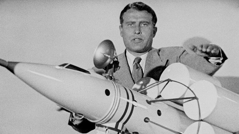 Wernher von Braun erklärt auf diesem undatierten Archivbild anhand eines Modells die Funktion von Raketen-Raumschiffen.