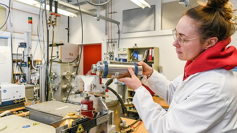Forschung konkret: Im Infrarotlabor arbeitet eine Physiklaborantin an einem Messaufbau zur Bestimmung von Strahlungseigenschaften im Infrarotbereich. Forschung konkret: Im Infrarotlabor arbeitet eine Physiklaborantin an einem Messaufbau zur Bestimmung von Strahlungseigenschaften im Infrarotbereich.