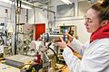 Forschung konkret: Im Infrarotlabor arbeitet eine Physiklaborantin an einem Messaufbau zur Bestimmung von Strahlungseigenschaften im Infrarotbereich.