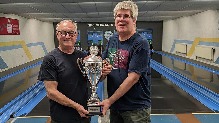 Der erste Schützenmeister der Schützengesellschaft Marktbreit Günther Lannig (links) übergibt den Pokal an den 2. Vorsitzenden des SKC Germania Marktbreit Karsten Schober.