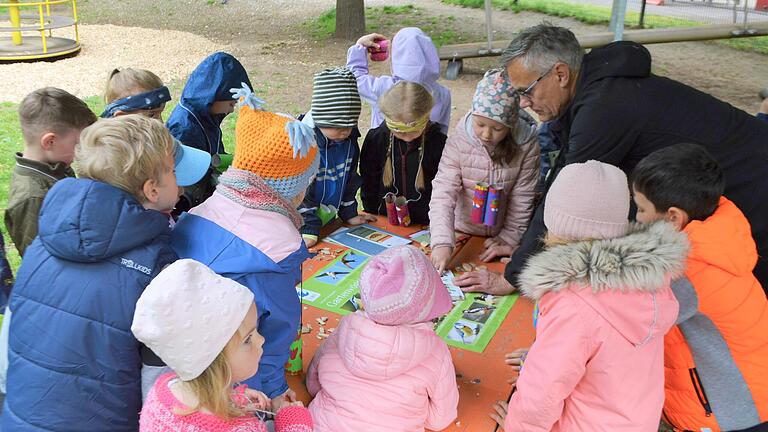 Vogelquiz im Kindergarten St. Mauritius. Die Biber-Gruppe erlernt spielerisch mittels eines Rätsels die verschiedenen Vogelarten, die im Garten der Kindertagesstätte so vorkommen. Vogelexperte Matthias Mann erläutert zu jedem Vogel weitere interessante Details.