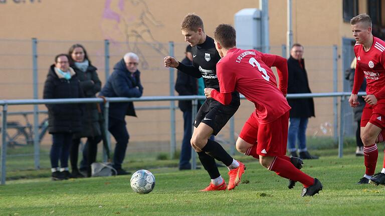 Der Torschütze zum 1:1, Marcel Behr von der DJK Schwebenried/Schwemmelsbach, im Duell mit dem Lichtenfelser Defensivspieler Christopher Schaller (vorne).