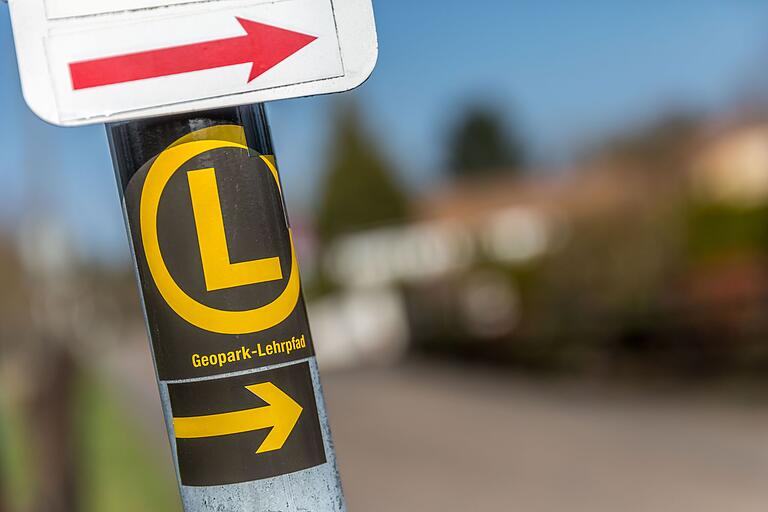'Blechkatzen im Honischland' in Niedernberg: Die 2023 eröffnete Tour ist mit einem gelben 'L' auf schwarzem Grund markiert. 'Blechkatzen im Honischland' in Niedernberg: Die 2023 eröffnete Tour ist mit einem gelben 'L' auf schwarzem Grund markiert.