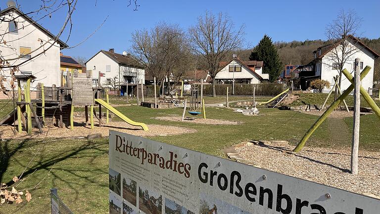 Der SPD-Ortsverein wünscht sich am gut frequentierten Spielplatz in Großenbrach eine Sanitäranlage.       -  Der SPD-Ortsverein wünscht sich am gut frequentierten Spielplatz in Großenbrach eine Sanitäranlage.