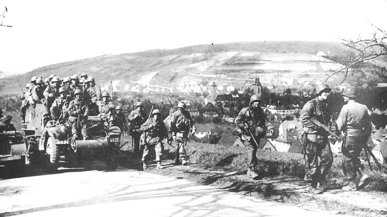 Innerhalb eines Tages gelang es einer Kampfeinheit der 12. US-Panzerdivision vom Taubertal bis nach Ochsenfurt vorzudringen. Das Bild zeigt den Vormarsch des 22. US-Infanterie-Regiment auf der Kaiserstraße bei Bad Mergentheim.