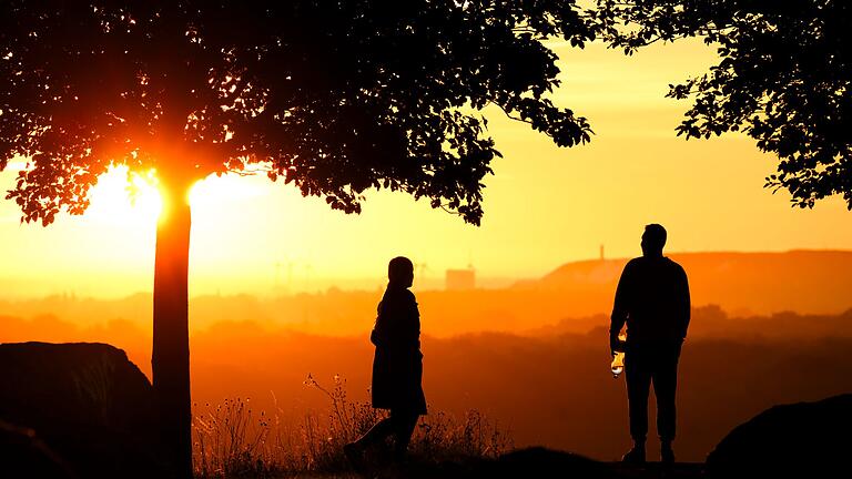 Sonnenaufgang in Hannover       -  Wie blicken Paare in die Zukunft? Auch darum geht es in der Umfrage. (Symbolbild)