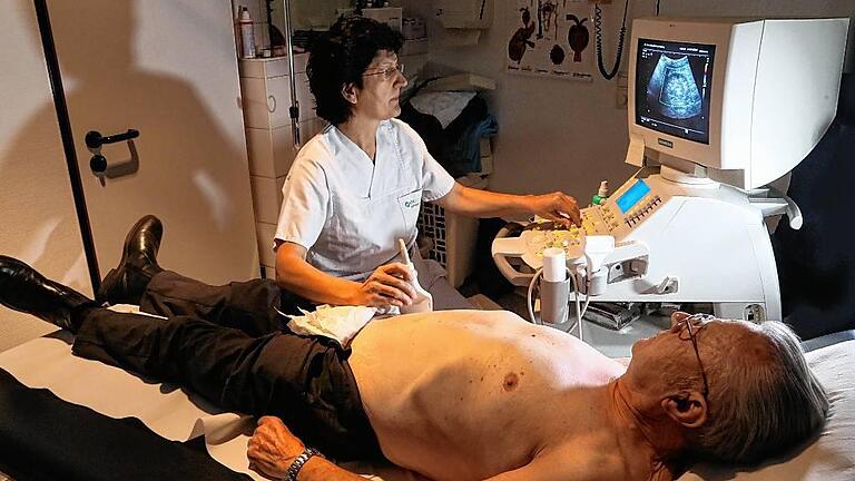 Per Sonographie untersucht Dr. Dorothee Herrmann vom KfH den Zustand der Spenderniere. Per Sonographie untersucht Dr. Dorothee Herrmann vom KfH den Zustand der Spenderniere.