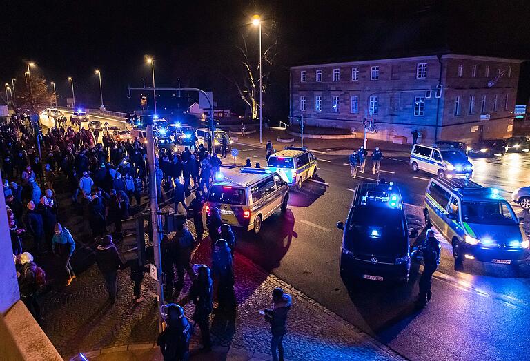 Die Polizei riegelt den Demonstrierenden am Georg-Schäfer-Museum den Weg ab.