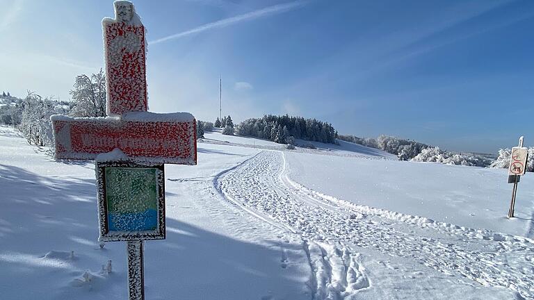 Bei Sonnenschein ein reiner Genuss: Eine Winterwanderung vom Parkplatz Schornhecke hinauf zum Heidelstein mit seinem markanten Sendemast bietet unvergessliche Blicke über die Hochrhön.