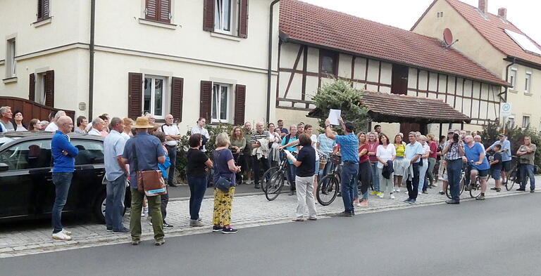 Die Scheune der Familie Gündermann erinnert noch an die Zehntverpflichtungen der Grettstadter Bürger. Wer rechts der Straße wohnte, musste seinen Zehnt  an den Fürstbischof in Würzburg leisten, wer links wohnte, war dem Kloster Ebrach tributpflichtig.