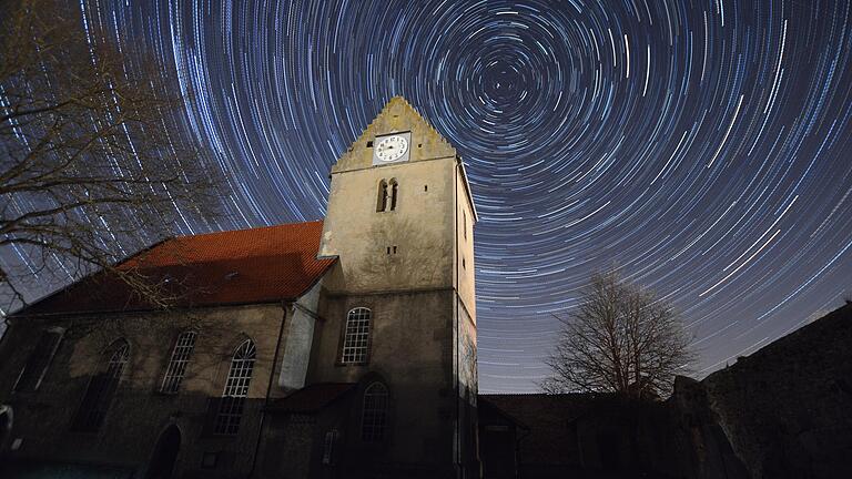 Die Kirche von Kaltensundheim im 'Naturlicht'.