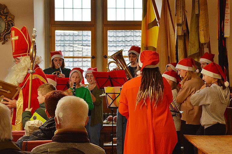 Die Bläserklasse der Mittelschule und Mitglieder der Jugendkapelle Bad Königshofen unter der Leitung von Jenny Schneidawind spielte Weihnachtslieder. Die Bläserklasse der Mittelschule und Mitglieder der Jugendkapelle Bad Königshofen unter der Leitung von Jenny Schneidawind spielte Weihnachtslieder.