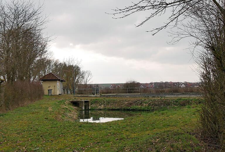 Die aktuelle Teichkläranlage in Opferbaum (im Hintergrund) wird in eine SBR-Anlage umgerüstet. Das kleine Gebäude soll als überdachter Bereich erhalten bleiben.